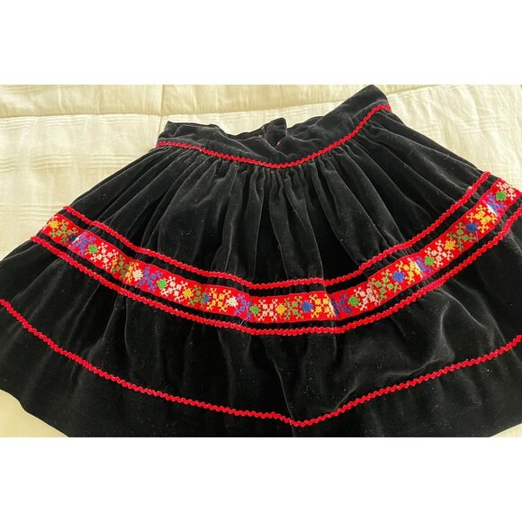 Vtg 1960's Girl's Black Velvet Skirt With Handmade Multi Colored Embroidery - Picture 4 of 10
